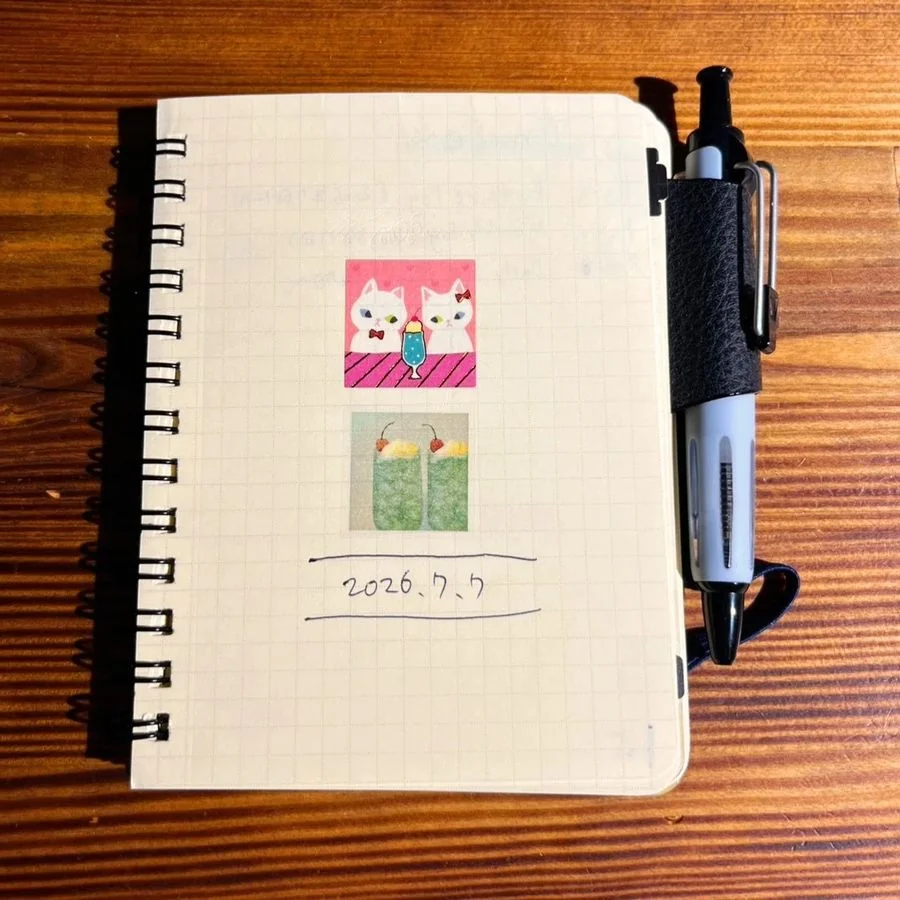 1ページ目にクリームソーダのシールと使い始めた日付